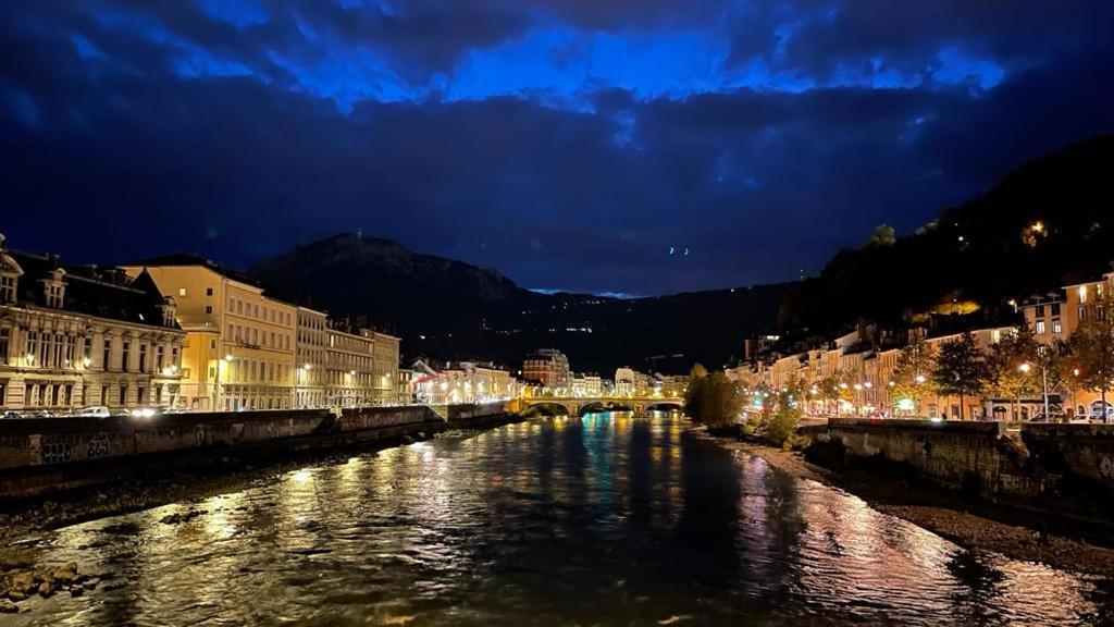 Cosy And Calm In Grenoble City Heart With Free And Large Parking Q-Park Chavant Ngoại thất bức ảnh